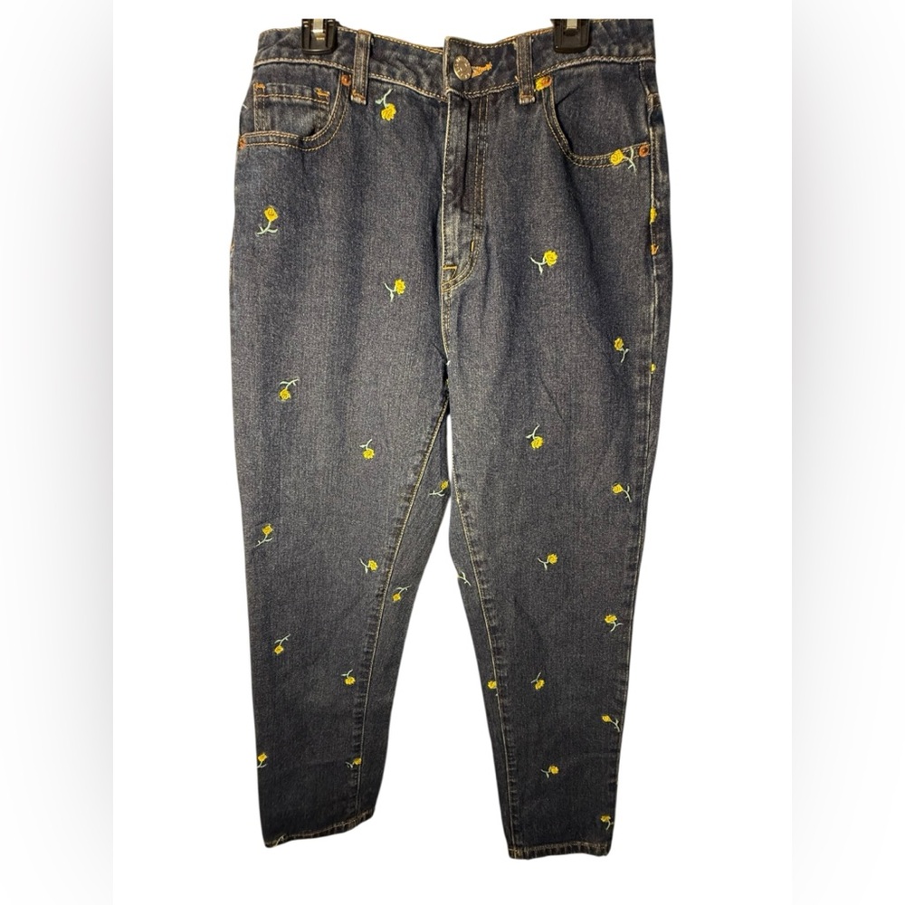 BDG Mom Jean High Rise Slim Jeans‎ Buttercup Embroidered